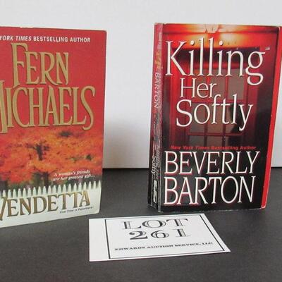 2 Paperbacks, Vendetta Fern Michaels, Killing Her Softly Beverly Barton