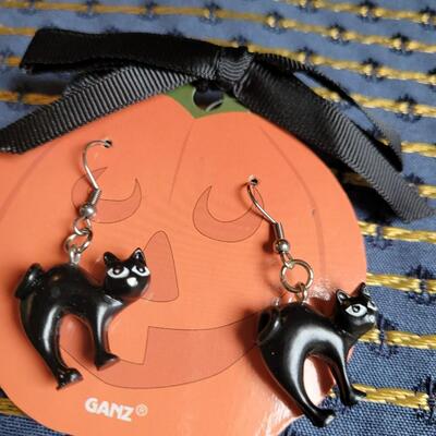 Lot 253: Halloween Earrings Lot