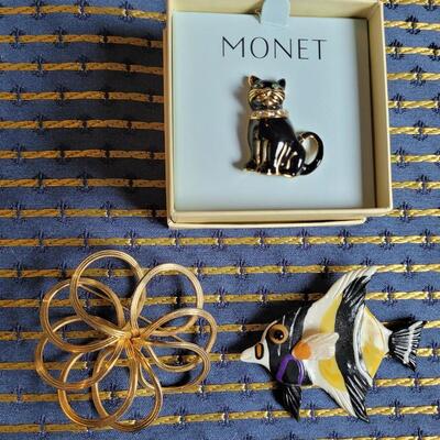 Lot 258: Brooch Lot