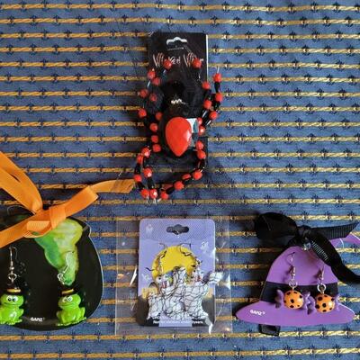 Lot 267: Halloween Earrings & 8 Way Spider Accessory 
