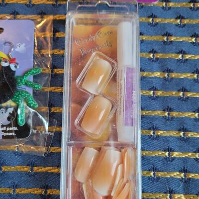 Lot 270: Hair Glitter, Nails and Earrings 