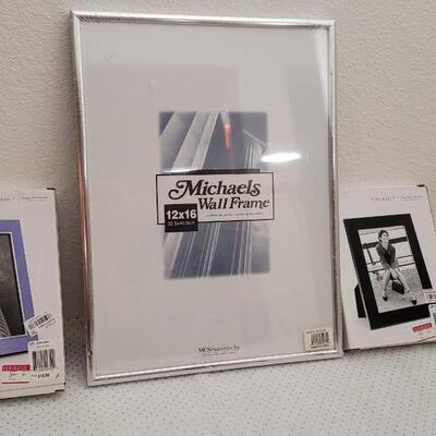 Lot 283: Assorted Size NEW Photo Frames 