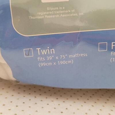 Lot 284: New Twin Size ALLERGY RELIEF Mattress Pad