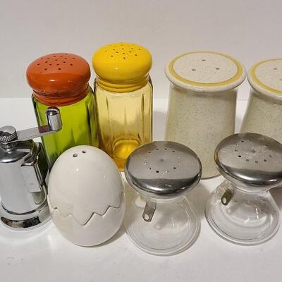 Vintage Salt+Pepper Shaker -Item# 640