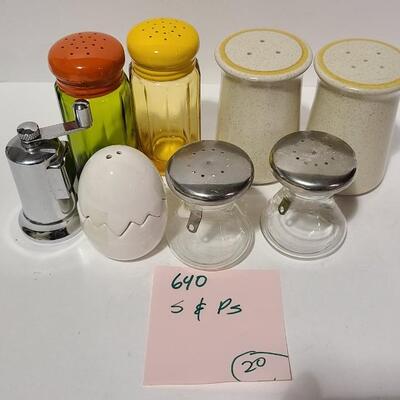 Vintage Salt+Pepper Shaker -Item# 640