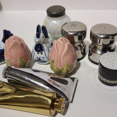 Vintage Salt+Pepper Shakers -Item# 642