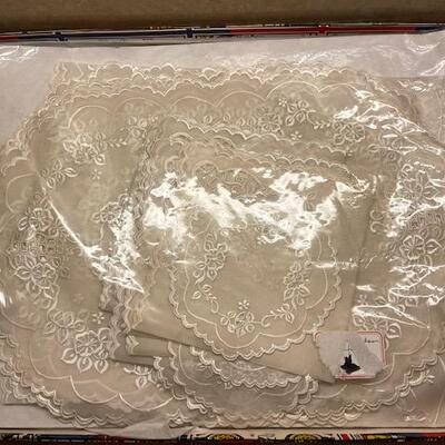 Lot 288  Placemats & Napkins Gift Set Port of Call Pasadena