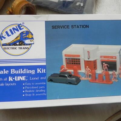 LOT 140 SCALE BUILDING KIT & PUZZLES