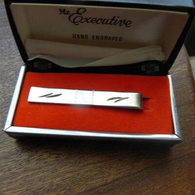 LOT 141 AVON NECKLACE & MENS TIE CLIP