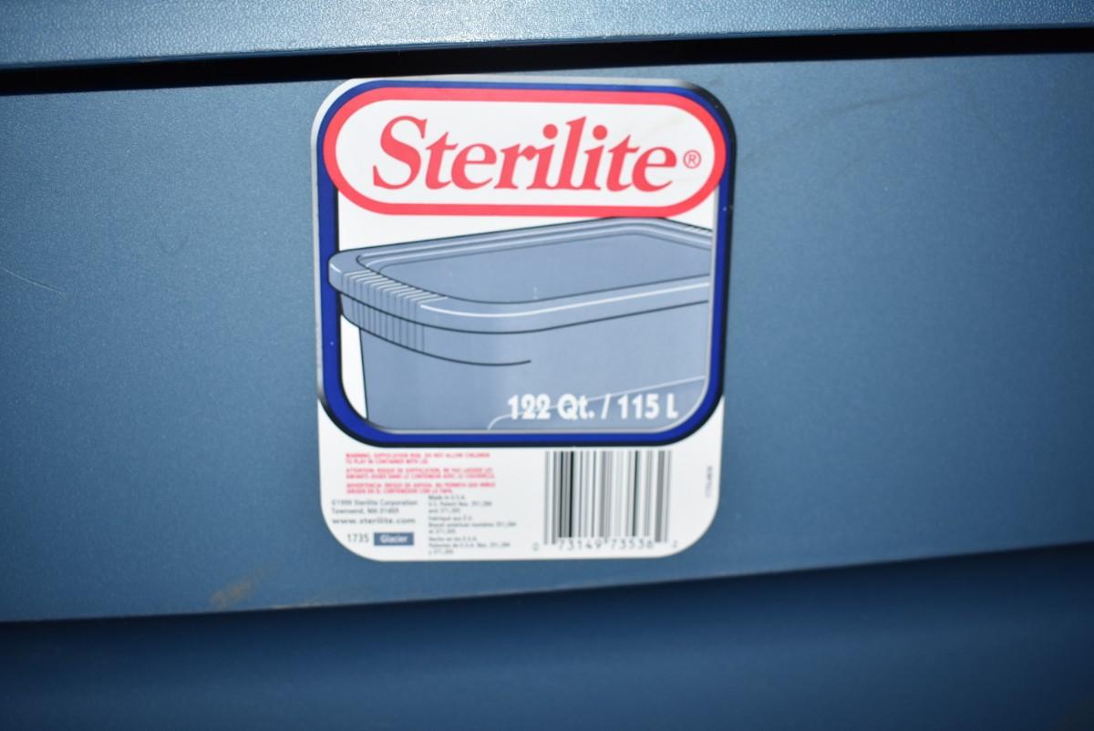 6) Sterilite 20 qt storage totes with lids - Matthews Auctioneers