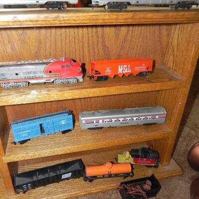 LOT 8 TRAINCARS & TRACKS