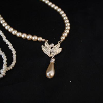 Lot #253: Vintage Pearlescent Beaded Pendant & Necklace Set 