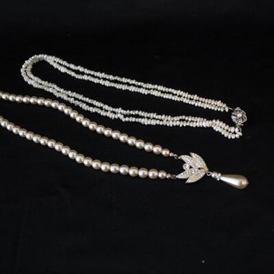 Lot #253: Vintage Pearlescent Beaded Pendant & Necklace Set 