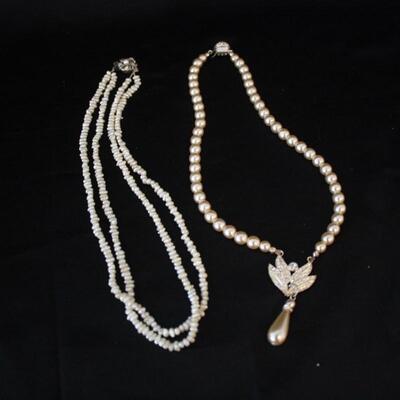 Lot #253: Vintage Pearlescent Beaded Pendant & Necklace Set 