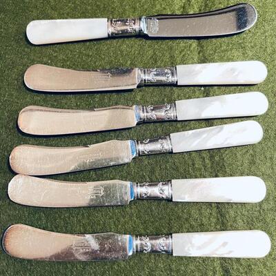 Lot 340 Set 6 Butter Knives with Pearl Handle and Sterling Band