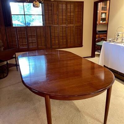 Lot 373 Vintage Walnut Round / Oval Dining Table 2 Leaves  