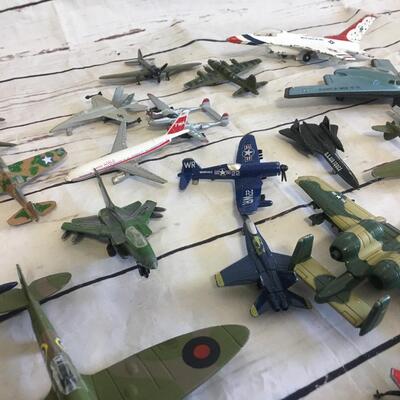 Lot of 32 vintage Metal assorted Jets planes ect