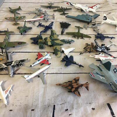 Lot of 32 vintage Metal assorted Jets planes ect