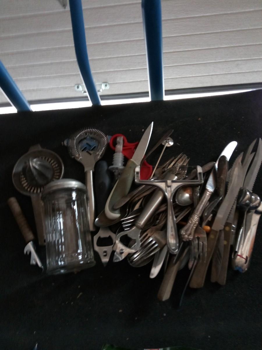 LOT 146 LARGE VARIETY OF VINTAGE KITCHEN UTENSILS | EstateSales.org