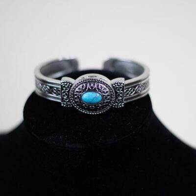Beautiful watch with cover and stone 
