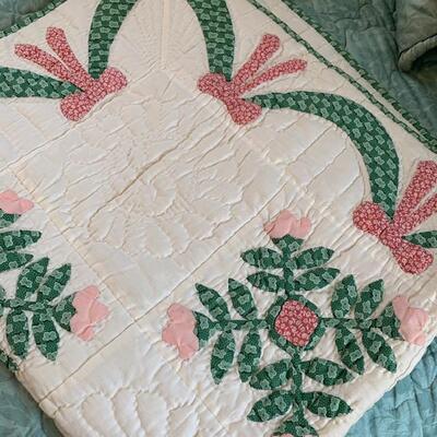 Lot 390 Pretty Lap/Baby Quilt Pink Roses Green Garland 37x44