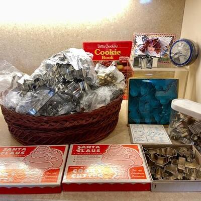 Lot 409 Cookie Cutters!!! 100s!! Figural Old & New + Cookie Cookbook
