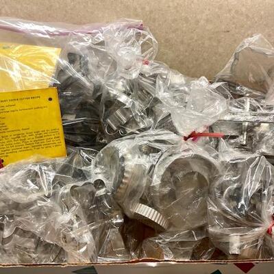 Lot 409 Cookie Cutters!!! 100s!! Figural Old & New + Cookie Cookbook