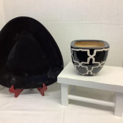 E1229 Black Triangular Pottery Charger Pottery Planter and Small White Stand