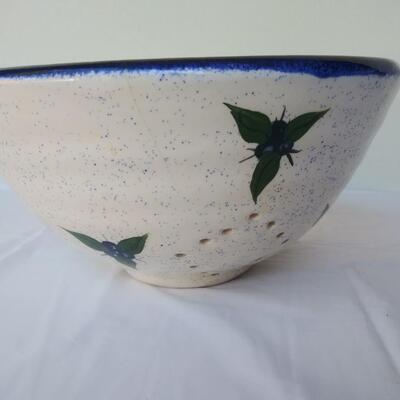 Clay strainer w/berries