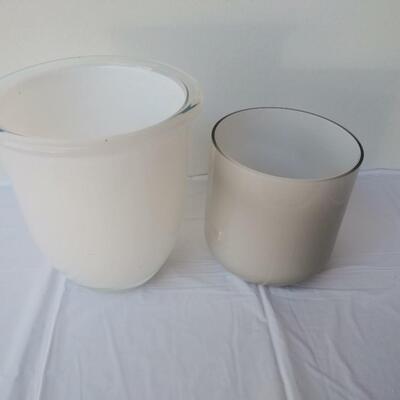 Lot of 2 vases
