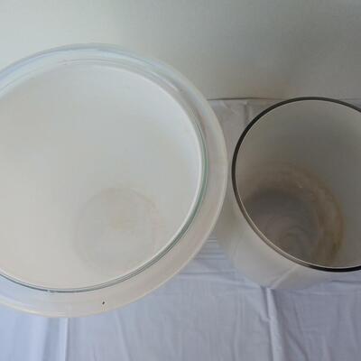 Lot of 2 vases
