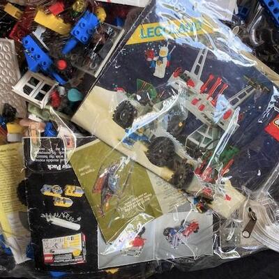 LOT#D22: 4 Pounds of Assorted Legos
