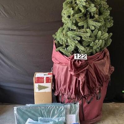 LOT#122: 7' & 4 1/2' Christmas Tree Lot