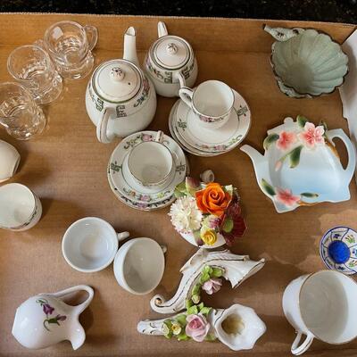 #677 Tray of children's Small Tea set and various other pieces 