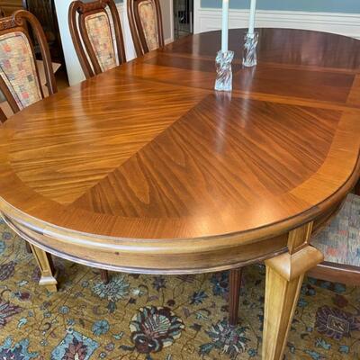 Stunning dining room table with two leaves