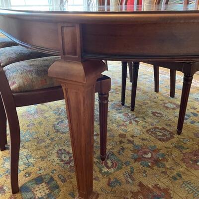Stunning dining room table with two leaves