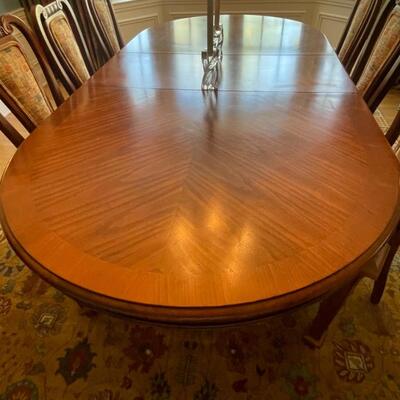 Stunning dining room table with two leaves
