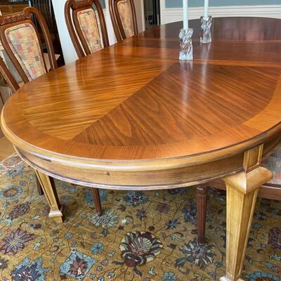 Stunning dining room table with two leaves