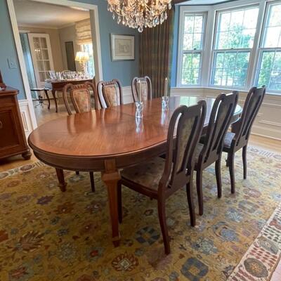 Stunning dining room table with two leaves