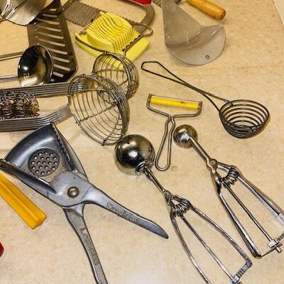 Lot 429 Group Kitchen Utensils Meat Grinder Sunkist Lemon Press Thermos Plus More