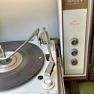 Lot 434 Vintage Zenith Solid State Portable Stereo Phonograph Works But Turns Slowly