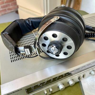 Lot 437 Technics  AM/FM Receiver SA-104 + Sound Design Headphones