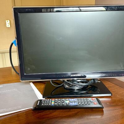 Lot 443  Samsung Model UN19D4000ND 19" Smart TV Oct 2011 w/Remote