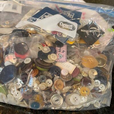 #710 Sewing Items, Mainly Vintage Buttons 