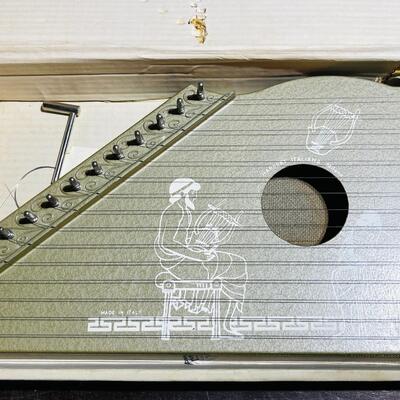 Lot 451  Vintage Jr. Zither - La Centra Macica Delux Made in Italy