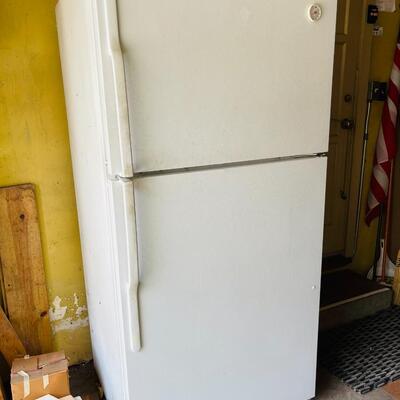 Lot 466  GE FRIDGE 