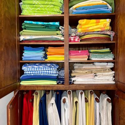 BB 479 Linen Closet Table Cloths Place Mats Napkins 