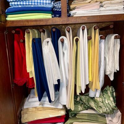 BB 479 Linen Closet Table Cloths Place Mats Napkins 