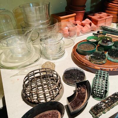 BB 486 Flower Arranging Supplies Group Planters Vases Straw Liners Net Wire 