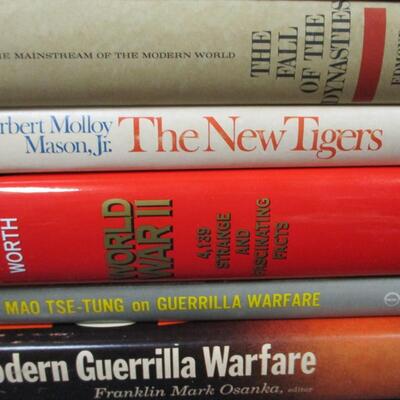 Lot 18 - War & Warfare Books 